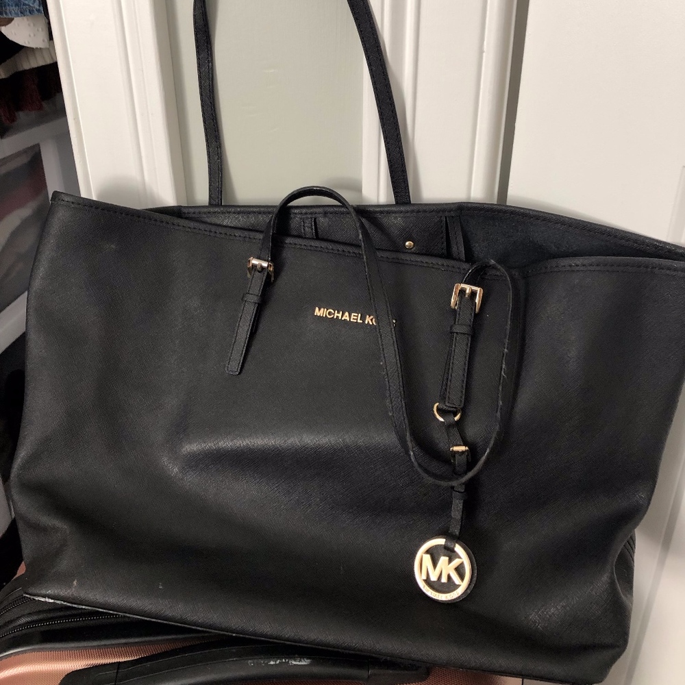 MICHAEL Michael Kors Voyager Medium Crossgrain Lea